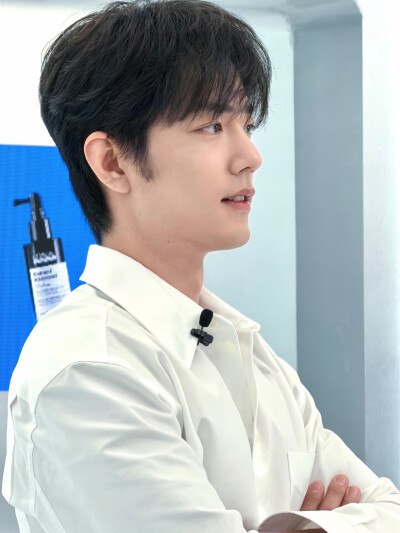 #日常见肖战# 时光悄悄停驻，与@肖战 一同在光影中舒展～稍后见 ​​​