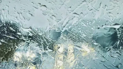 洛杉矶艺术家Elizabeth Patterson的彩铅绘画作品。她使用彩色铅笔和溶剂，逼真地再现了雨水在挡风玻璃上的情形。