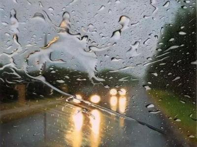 洛杉矶艺术家Elizabeth Patterson的彩铅绘画作品。她使用彩色铅笔和溶剂，逼真地再现了雨水在挡风玻璃上的情形。