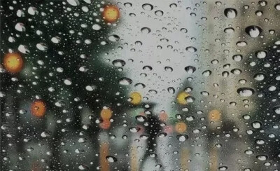 洛杉矶艺术家Elizabeth Patterson的彩铅绘画作品。她使用彩色铅笔和溶剂，逼真地再现了雨水在挡风玻璃上的情形。