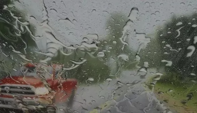 洛杉矶艺术家Elizabeth Patterson的彩铅绘画作品。她使用彩色铅笔和溶剂，逼真地再现了雨水在挡风玻璃上的情形。