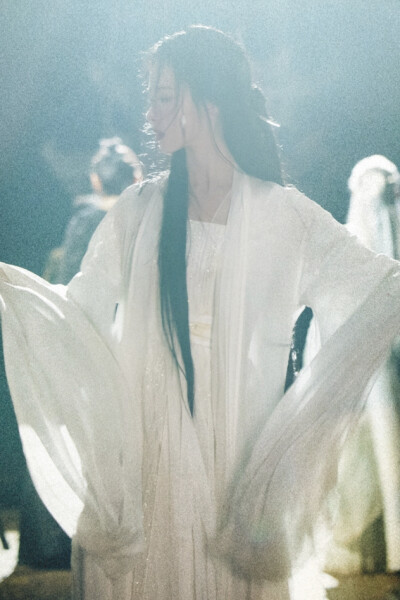 月鳞绮纪 陈都灵∣雾妄言