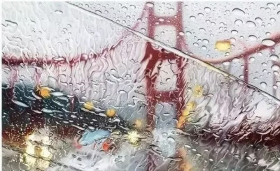洛杉矶艺术家Elizabeth Patterson的彩铅绘画作品。她使用彩色铅笔和溶剂，逼真地再现了雨水在挡风玻璃上的情形。