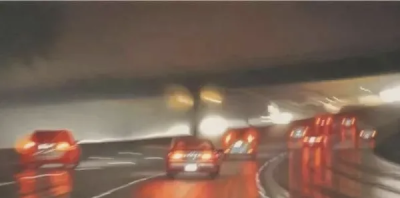 洛杉矶艺术家Elizabeth Patterson的彩铅绘画作品。她使用彩色铅笔和溶剂，逼真地再现了雨水在挡风玻璃上的情形。