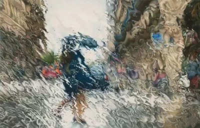 洛杉矶艺术家Elizabeth Patterson的彩铅绘画作品。她使用彩色铅笔和溶剂，逼真地再现了雨水在挡风玻璃上的情形。