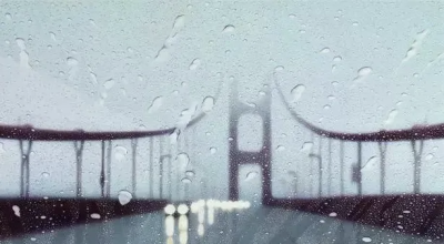 洛杉矶艺术家Elizabeth Patterson的彩铅绘画作品。她使用彩色铅笔和溶剂，逼真地再现了雨水在挡风玻璃上的情形。