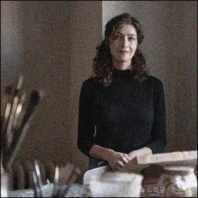 出生于1988年，目前工作生活在美国纽约布鲁克林。