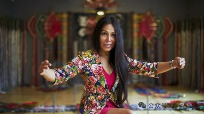 安妮·萨玛特 Anne Samat (1973年生于马来西亚) ，现居和工作于吉隆坡和纽约，萨玛特采用东南亚的 Pua Kumbu 编织艺术，并添加来自 99 美分商店的简陋商品，创作出色彩鲜艳、华丽、图腾般的作品。它们与家庭和身份等…