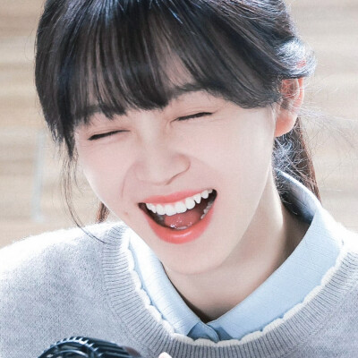 把我心都弄乱了还在那里萌萌的笑！