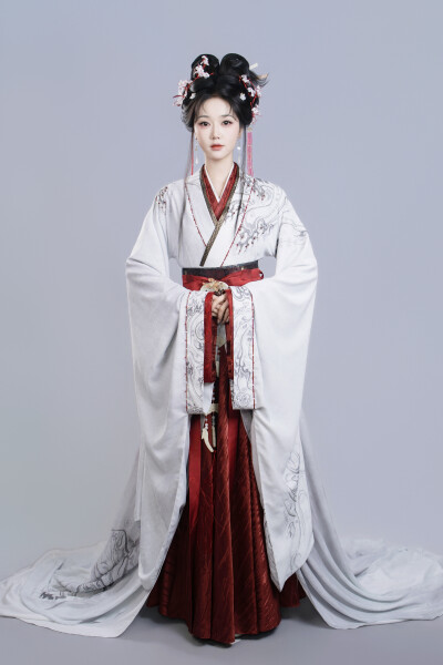 朱门春闺 岳雨婷∣季含漪