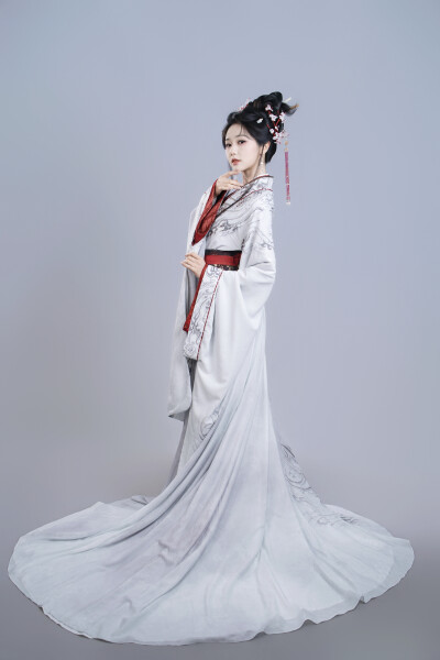 朱门春闺 岳雨婷∣季含漪