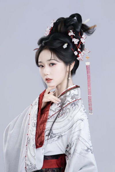 朱门春闺 岳雨婷∣季含漪