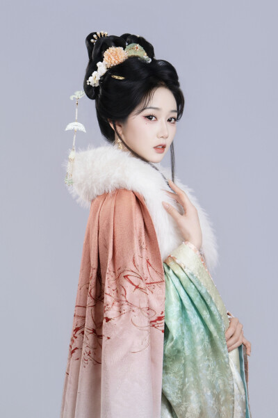 朱门春闺 岳雨婷∣季含漪