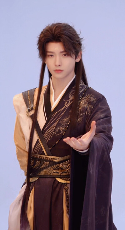 王以纶《佳偶天成》金轮