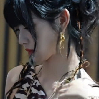 她的睫毛弯的嘴角无预警地对我笑