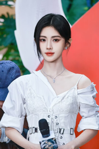 鞠婧祎