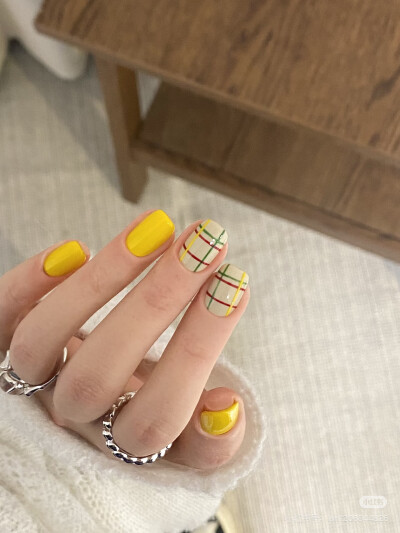 nails