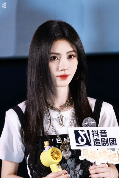 鞠婧祎