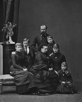 1879 年，维多利亚女王在温莎城堡与黑森家族一起哀悼爱丽丝的逝去