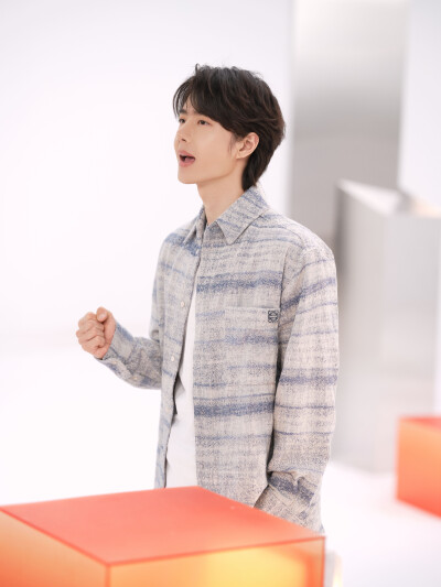 YIBO-OFFICIAL：
#王一博未来我来MV#
「未来我也会发光，照亮时空的晴朗，
因为我就是本源里的光。」
青春激荡，梦想滚烫，以理想探苍穹，以科技赴新程，无畏出发，未来，我来！
@王一博·YIBO《未来我来》拍摄花絮…
