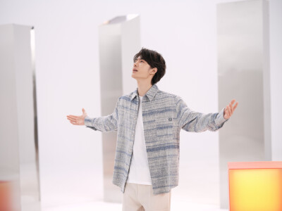 YIBO-OFFICIAL：
#王一博未来我来MV#
「未来我也会发光，照亮时空的晴朗，
因为我就是本源里的光。」
青春激荡，梦想滚烫，以理想探苍穹，以科技赴新程，无畏出发，未来，我来！
@王一博·YIBO《未来我来》拍摄花絮…