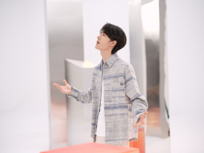 YIBO-OFFICIAL：
#王一博未来我来MV#
「未来我也会发光，照亮时空的晴朗，
因为我就是本源里的光。」
青春激荡，梦想滚烫，以理想探苍穹，以科技赴新程，无畏出发，未来，我来！
@王一博·YIBO《未来我来》拍摄花絮…
