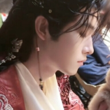 你说你是雨划过我的脸际，就会变成泪滴
