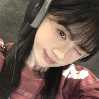 她的睫毛弯的嘴角