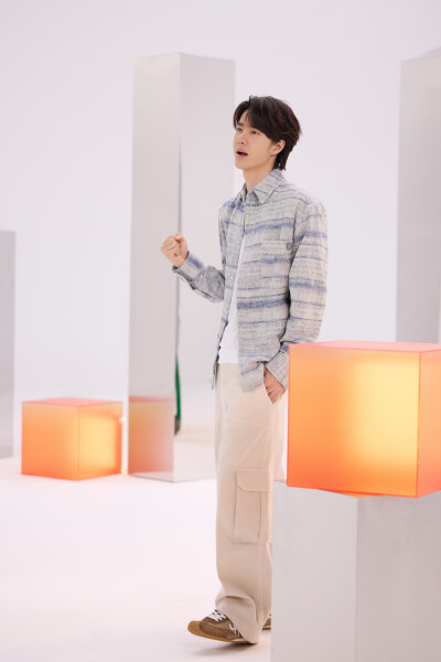 YIBO-OFFICIAL：
#王一博未来我来MV#
「未来我也会发光，照亮时空的晴朗，
因为我就是本源里的光。」
青春激荡，梦想滚烫，以理想探苍穹，以科技赴新程，无畏出发，未来，我来！
@王一博·YIBO《未来我来》拍摄花絮…