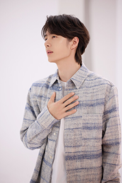 YIBO-OFFICIAL：
#王一博未来我来MV#
「未来我也会发光，照亮时空的晴朗，
因为我就是本源里的光。」
青春激荡，梦想滚烫，以理想探苍穹，以科技赴新程，无畏出发，未来，我来！
@王一博·YIBO《未来我来》拍摄花絮…