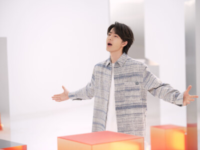 YIBO-OFFICIAL：
#王一博未来我来MV#
「未来我也会发光，照亮时空的晴朗，
因为我就是本源里的光。」
青春激荡，梦想滚烫，以理想探苍穹，以科技赴新程，无畏出发，未来，我来！
@王一博·YIBO《未来我来》拍摄花絮…