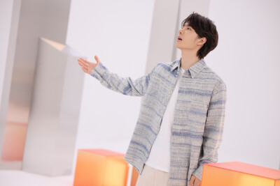 YIBO-OFFICIAL：
#王一博未来我来MV#
「未来我也会发光，照亮时空的晴朗，
因为我就是本源里的光。」
青春激荡，梦想滚烫，以理想探苍穹，以科技赴新程，无畏出发，未来，我来！
@王一博·YIBO《未来我来》拍摄花絮…