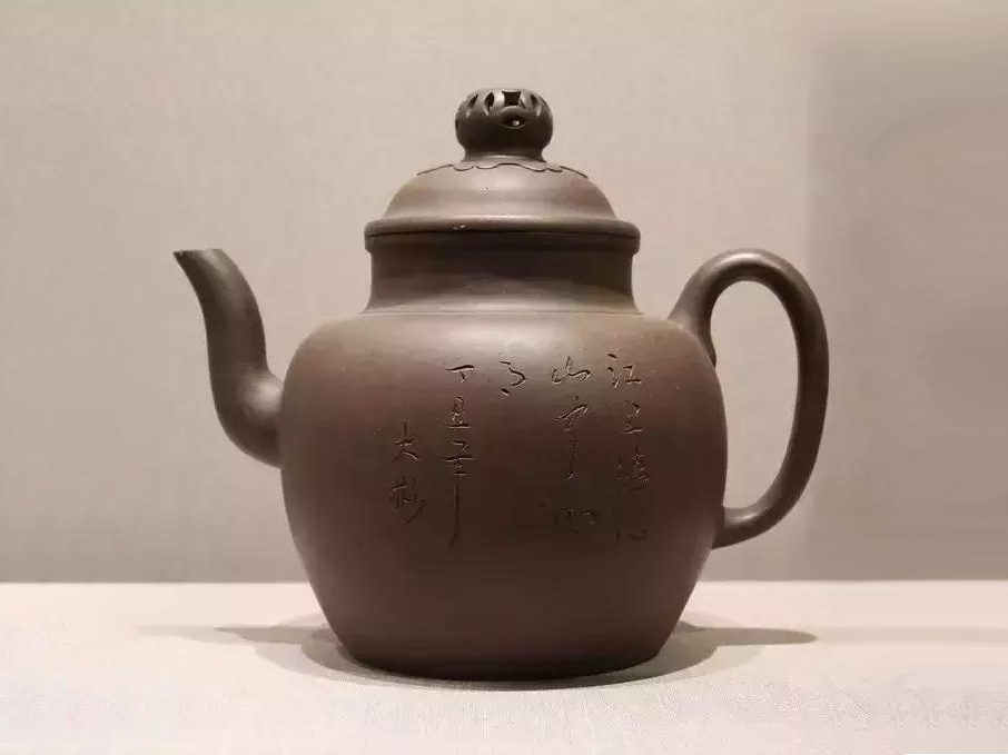 明代 高执壶 时大彬 
壶身所刻“丁丑年大彬”款识
可知此壶由时大彬制于万历五年
北京故宫博物院藏
