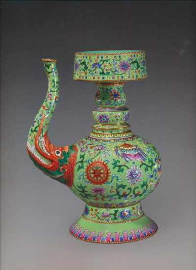 绿地粉彩莲托八吉祥纹贲巴壶 清乾隆三十八年（1773年） 扎什伦布寺藏