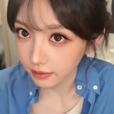 一个低头一个抬头