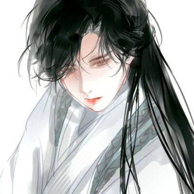 素净一张脸收敛了眉眼
