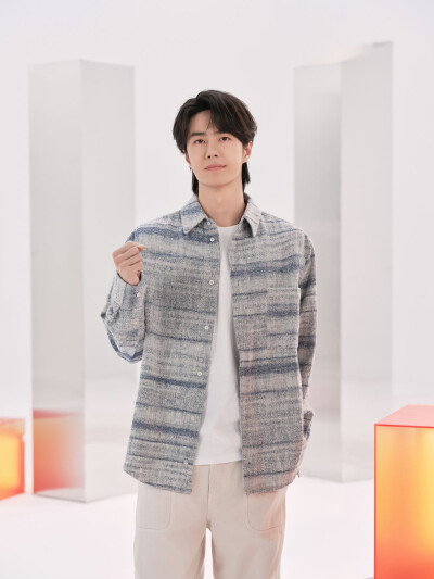 #王一博[超话]# · #王一博未来我来MV#
「未来我也会发光，照亮时空的晴朗，
因为我就是本源里的光。」
青春激荡，梦想滚烫，以理想探苍穹，以科技赴新程，无畏出发，未来，我来！
@王一博·YIBO 《未来我来》拍摄…