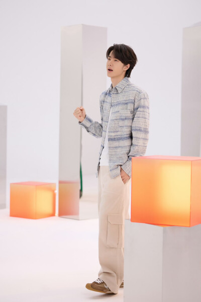 #王一博[超话]# · #王一博未来我来MV#
「未来我也会发光，照亮时空的晴朗，
因为我就是本源里的光。」
青春激荡，梦想滚烫，以理想探苍穹，以科技赴新程，无畏出发，未来，我来！
@王一博·YIBO 《未来我来》拍摄…