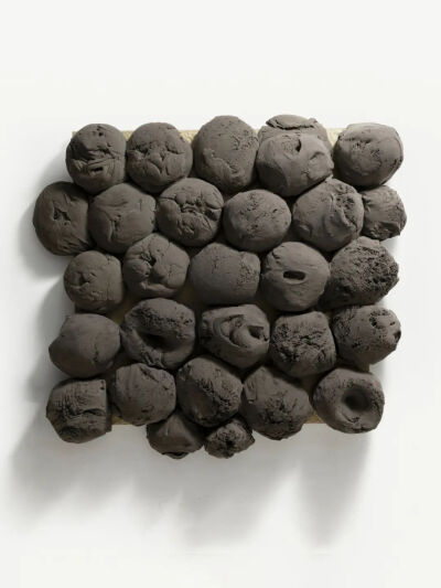《作品系列D-1》《Collection of work D-1》，188 × 173 × 30cm, 木、丙烯、粘土， 关音夫，2019年
