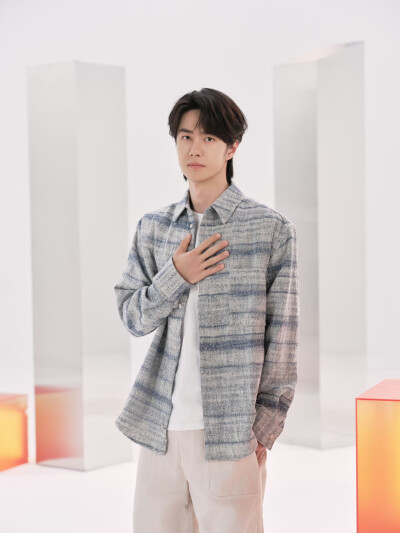 #王一博[超话]# · #王一博未来我来MV#
「未来我也会发光，照亮时空的晴朗，
因为我就是本源里的光。」
青春激荡，梦想滚烫，以理想探苍穹，以科技赴新程，无畏出发，未来，我来！
@王一博·YIBO 《未来我来》拍摄…