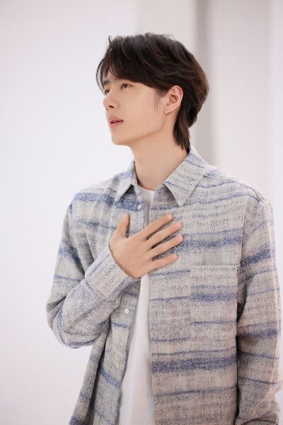 #王一博[超话]# · #王一博未来我来MV#
「未来我也会发光，照亮时空的晴朗，
因为我就是本源里的光。」
青春激荡，梦想滚烫，以理想探苍穹，以科技赴新程，无畏出发，未来，我来！
@王一博·YIBO 《未来我来》拍摄…