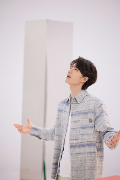 #王一博[超话]# · #王一博未来我来MV#
「未来我也会发光，照亮时空的晴朗，
因为我就是本源里的光。」
青春激荡，梦想滚烫，以理想探苍穹，以科技赴新程，无畏出发，未来，我来！
@王一博·YIBO 《未来我来》拍摄…
