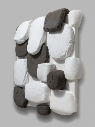 《作品系列D-2》《Collection of work D-2》，174 × 164 × 29.5cm，木、粘土、艺术涂料, 关音夫，2019年