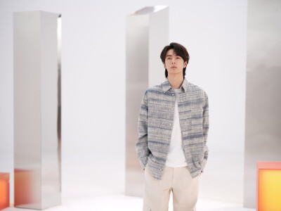 #王一博[超话]# · #王一博未来我来MV#
「未来我也会发光，照亮时空的晴朗，
因为我就是本源里的光。」
青春激荡，梦想滚烫，以理想探苍穹，以科技赴新程，无畏出发，未来，我来！
@王一博·YIBO 《未来我来》拍摄…