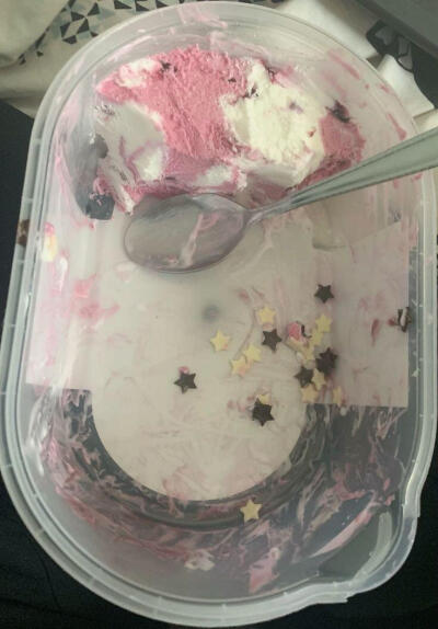 不知道是什么色系的甜品