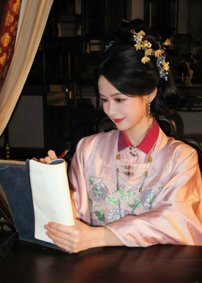 余茵