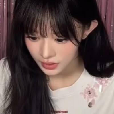 你做我倾斜的雨伞吧，让我的眼泪依在你的肩头