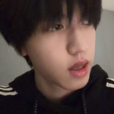 或许在现在的眼眸里，还藏着从前的落寞
