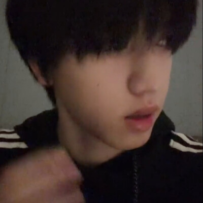 或许在现在的眼眸里，还藏着从前的落寞
