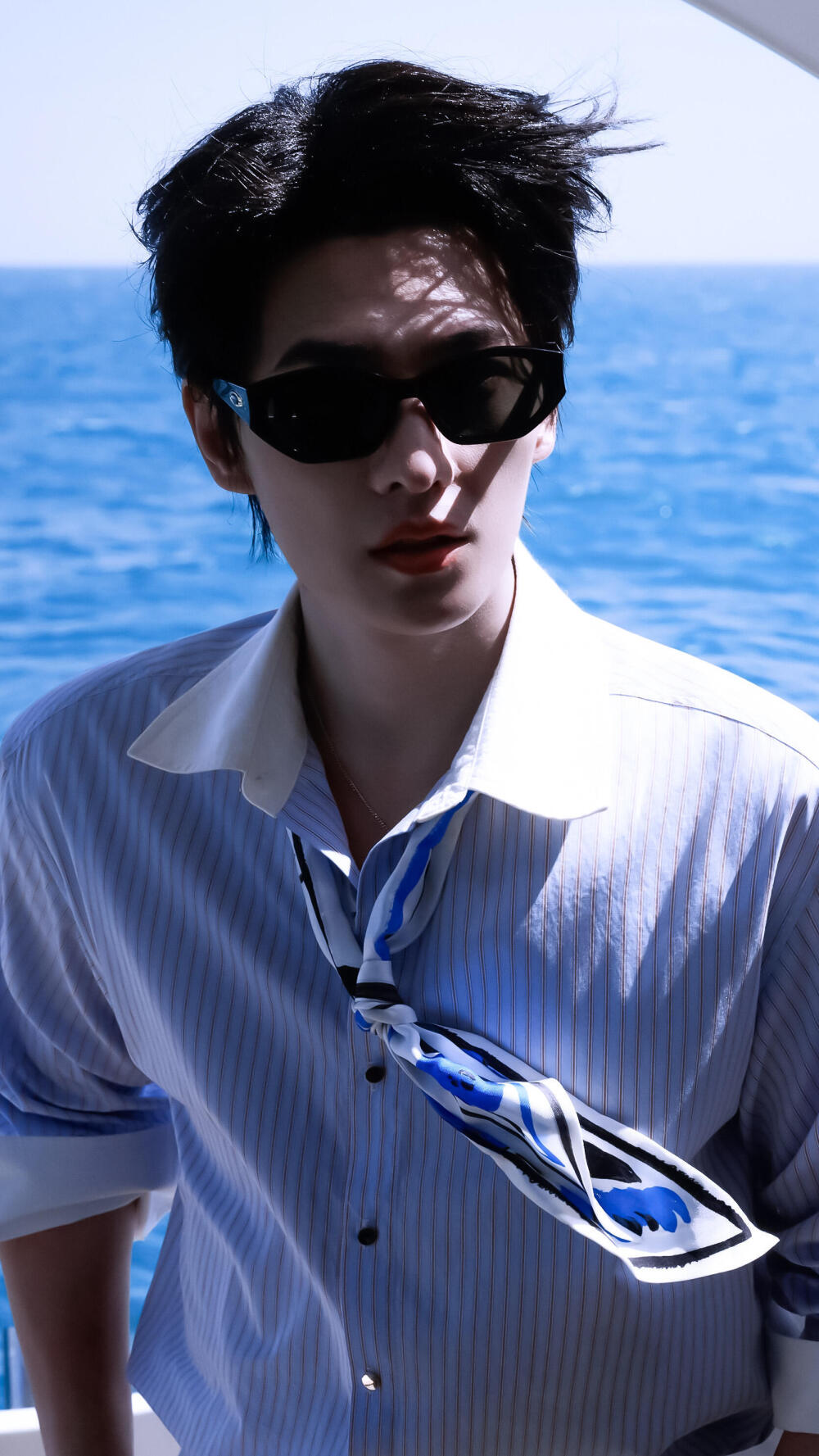 杨洋壁纸｜海边明媚少年氛围感